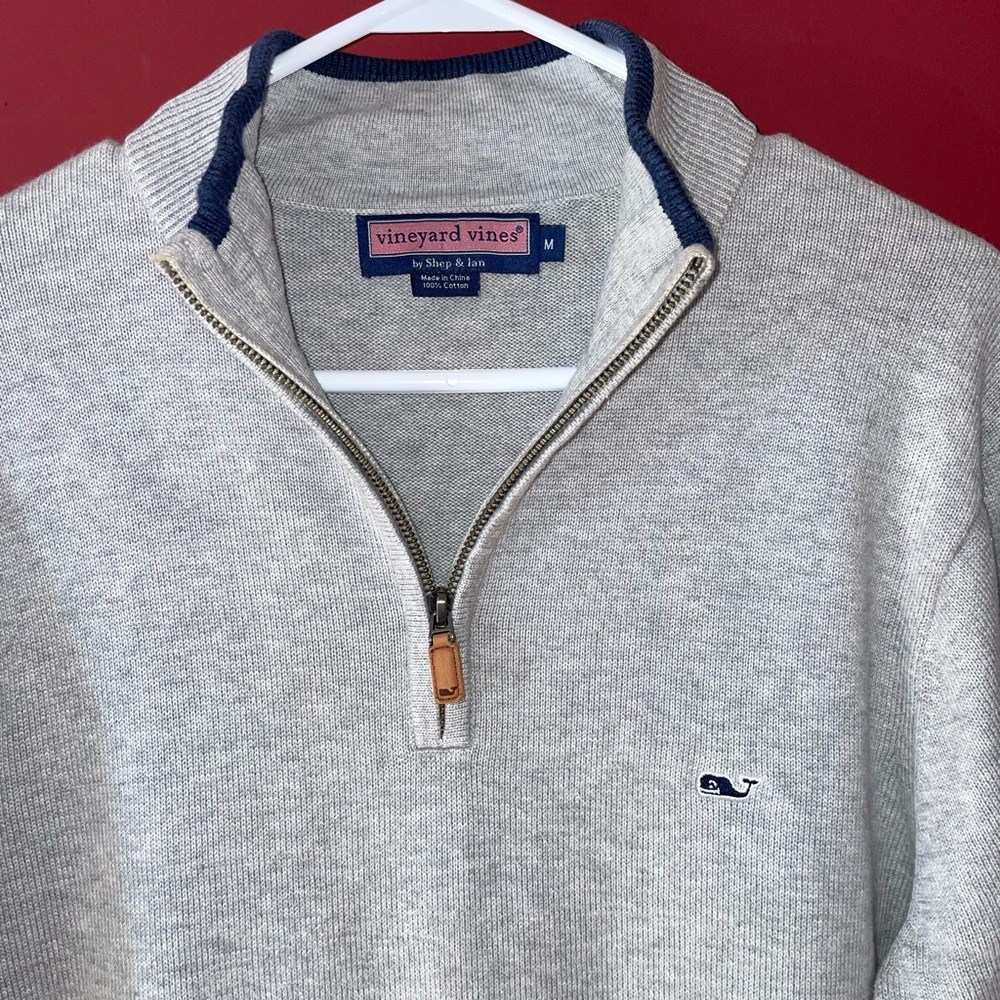 Vineyard Vines men's gray quarter-zip excellent condition, size medium.